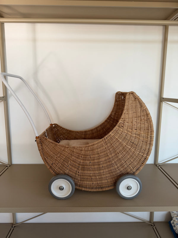 Olli Ella Moon Strolley Natural – Puppenwagen aus geflochtenem Rattan