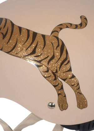 Kind mit Konges Sløjd Fahrradhelm Tiger auf dem Rad