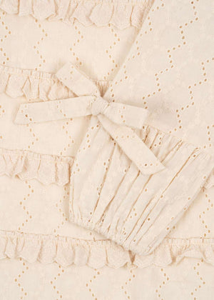 Frilla Kleid Buttercream von Konges Sløjd aus 100 % Baumwolle getragen