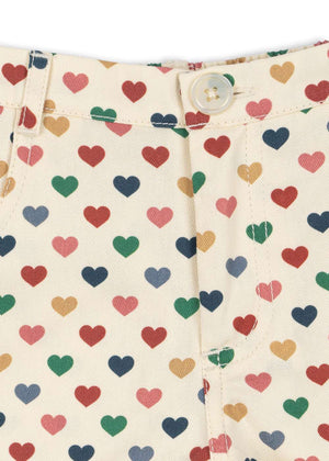 Detail des Coeur-Coloré-Herzmusters auf den Konges Sløjd Shorts