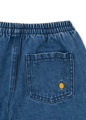 Stoffdetail der Magot Jeans-Shorts aus 100 Prozent Bio-Baumwolle
