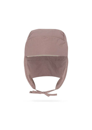 Kind mit der Juno Mütze Twilight Mauve von Konges Sløjd