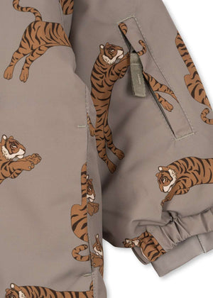 Kind in der Konges Sløjd Mismou Rüschen-Winterjacke Tiger Oak