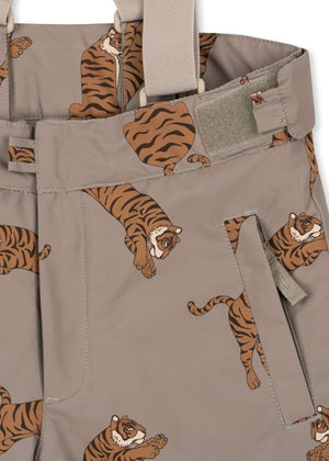 Kind in der Konges Sløjd Mismou Schneehose Tiger Oak im Schnee