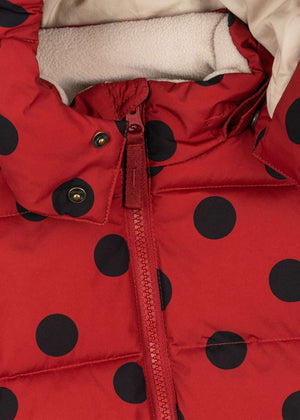 Kind in der wasserabweisenden Nuka Pufferjacke draussen