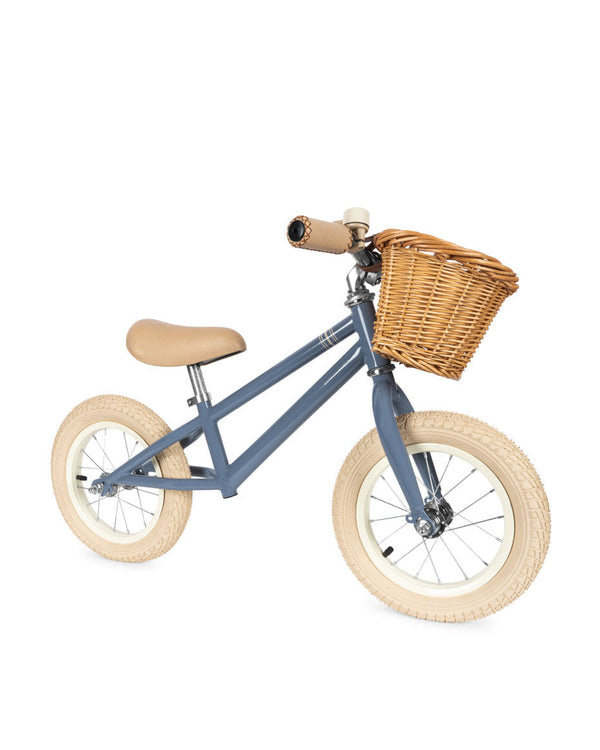 Laufrad Blue Stripe von Konges Slojd mit Korb und stabiler Stahlrahmen für spielerisches Lernen.