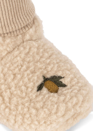 Kuschelige Safa Booties in Oxford Tan aus Pile-Fleece mit gesticktem Blatt-Motiv, ideal für Babyfüße an kalten Tagen.