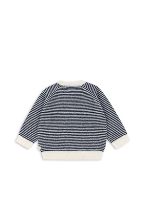 Detailansicht des Rippbündchens am Berle Pullover in Ensign Blue