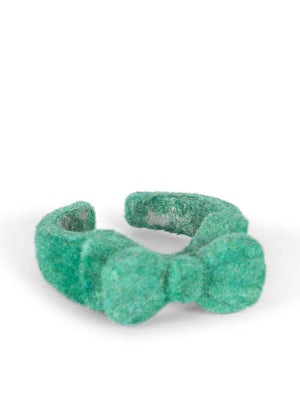 Kinderhand mit Ringen aus dem Bonnie Fingerringe-Set