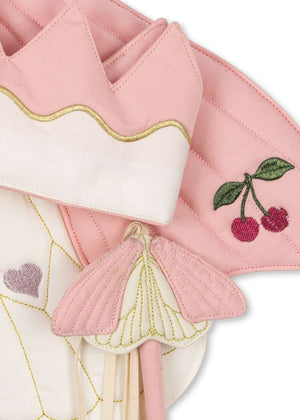 Maske und Zauberstab aus dem Konges Sløjd Schmetterling Kostüm Rosie Blush