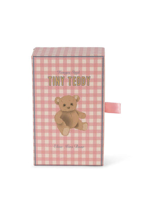 Tiny Teddy Elise neben ihrem Bettchen