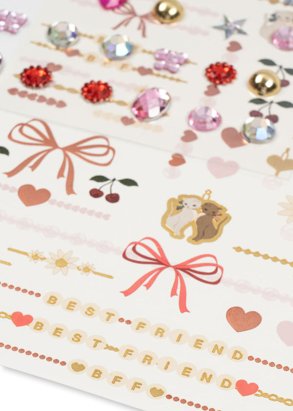 Ensemble de pierres précieuses et de tatouages : mélange de cœurs