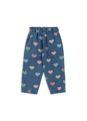 Kind trägt die Magot Jeanshose Bon Coeur Coloré