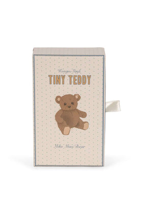 Tiny Teddy Milo in Kinderhand für den Grössenvergleich