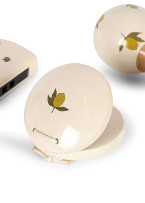 Kind spielt mit dem Konges Sløjd Musik-Set Petit Lemon Glossy