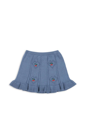 Kind trägt den Soleil Strickrock Country Blue von Konges Sløjd