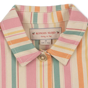 Detail des Miami Stripe Musters am Frankie Shirt von Konges Sløjd
