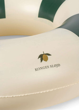 Junior Schwimmring Green Stripe von Konges Sløjd im Wasser