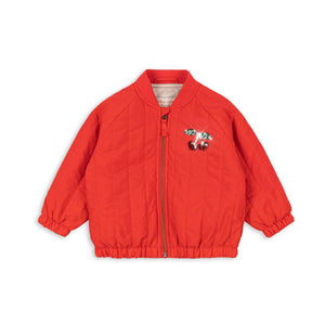 Stickerei-Detail an der Juno Bomberjacke Fiery Red von Konges Sløjd