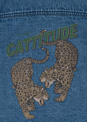 Konges Sløjd Magot Jeansjacke mit Cattitude Grafik von zwei Leoparden auf blauem Denim.