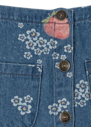 Mädchen trägt den Magot Jeansrock von Konges Sløjd