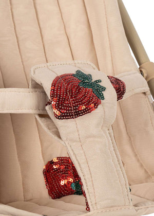 Konges Sløjd Tüll-Puppenwagen Strawberry im Kinderzimmer