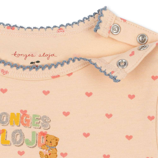 Konges Sløjd Langarm-Body Teddy Coeur – Herz-Teddy-Print im Detail