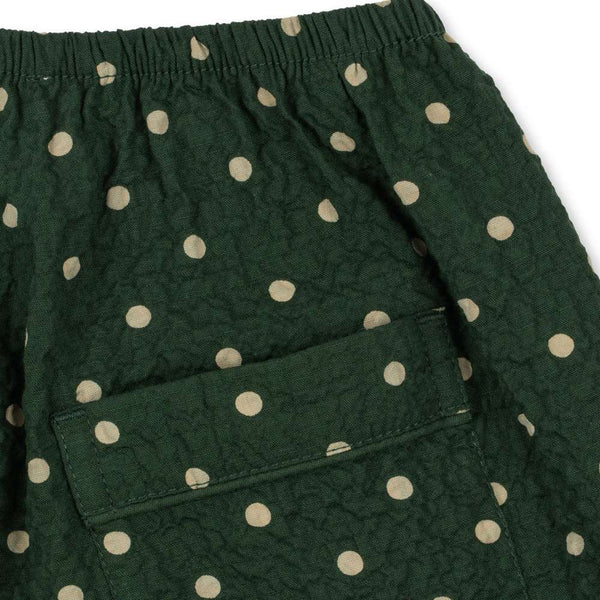 Schlitzdetail am Saum der Konges Sløjd Seersucker-Hose Elin