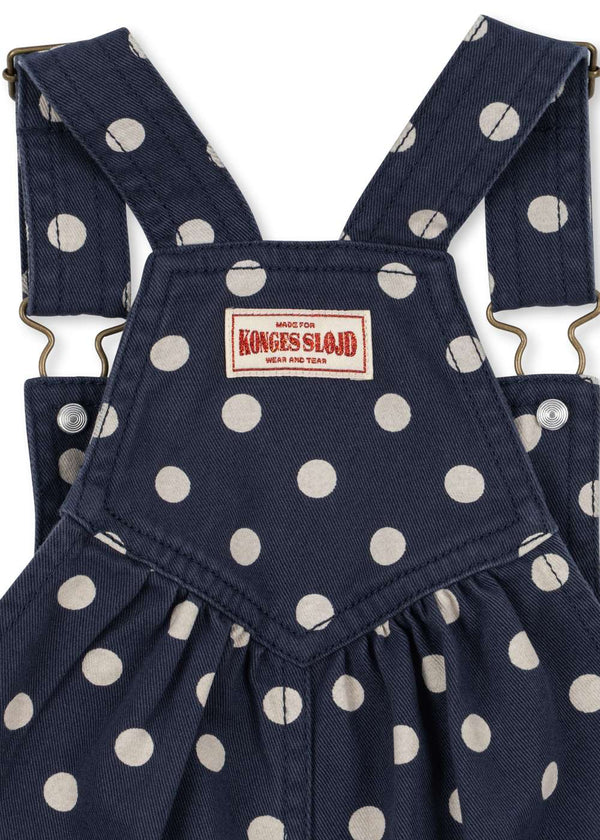 Verstellbare Träger mit KS-Logo-Knöpfen an der Nola Latzhose
