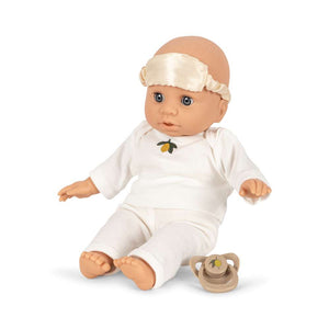 Kind spielt mit der Babypuppe Lola von Konges Sløjd, ab 18 Monaten