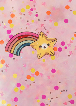 Kind hüpft auf dem Glitzer-Hüpfball Rainbow von Konges Sløjd