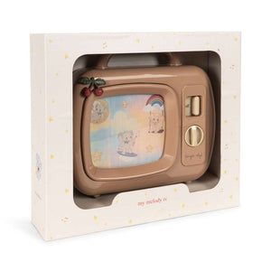 Kind spielt mit dem Spielzeug-Fernseher My Melody Cherry von Konges Sløjd