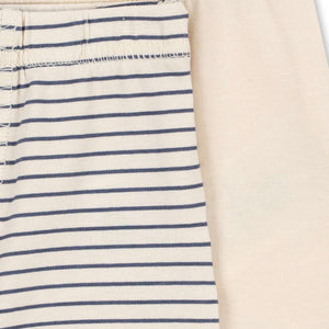 Kind trägt Boxershorts Blue Stripe von Konges Sløjd aus Bio-Baumwolle