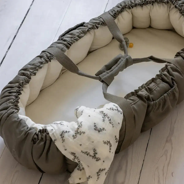 Dunkelgrünes 3-in-1 Babynest von Sebra für unterwegs