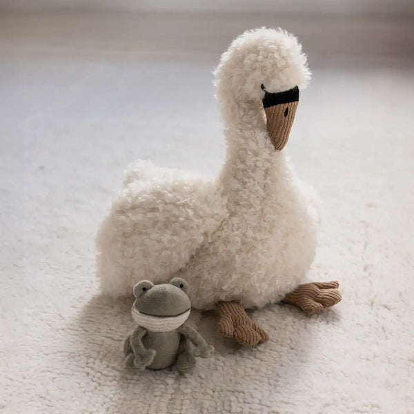 Baby spielt mit dem Sebra Aktivitätsspielzeug Schwan