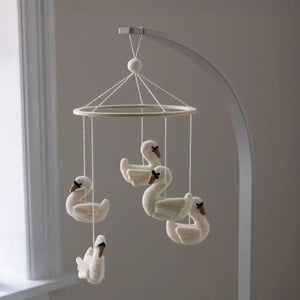Sebra Babymobile Schwäne – Massangaben 60 × 22 × 22 cm