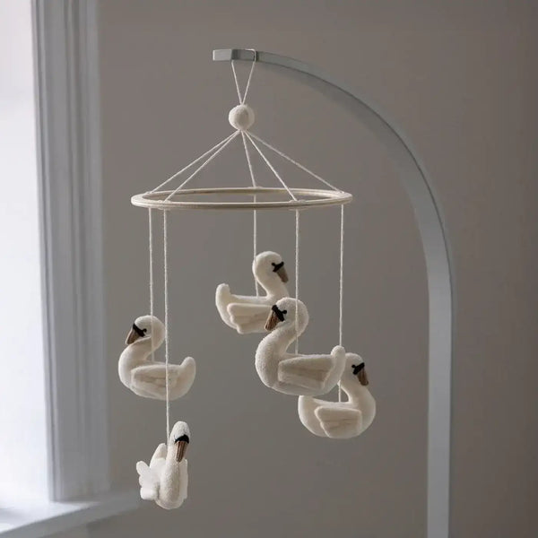 Sebra Babymobile Schwäne – Massangaben 60 × 22 × 22 cm