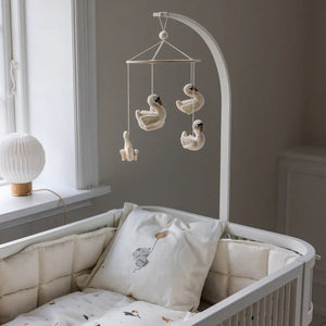Mobilehalter Classic White von Sebra am Babybett befestigt