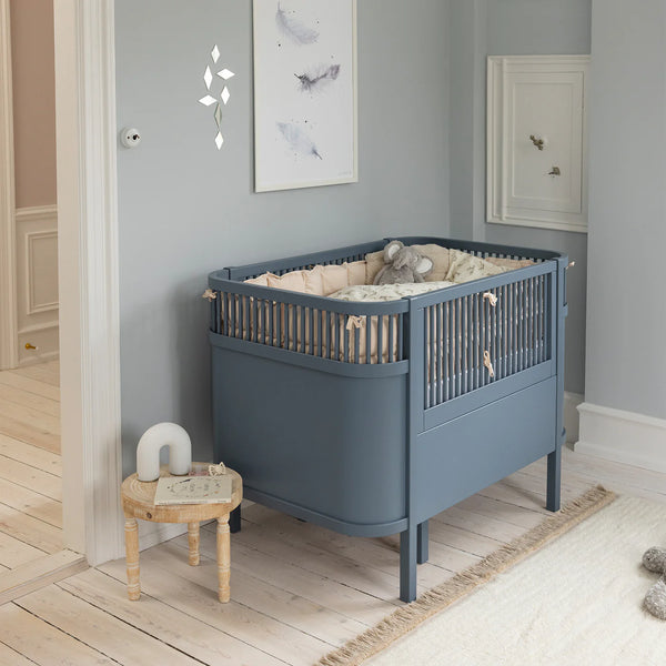 Sebra Baby- & Juniorbett Forest Lake Blue im Kinderzimmer