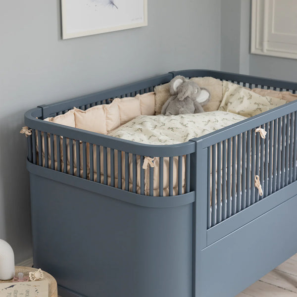 Sebra Babybett Forest Lake Blue Detailansicht in Blau