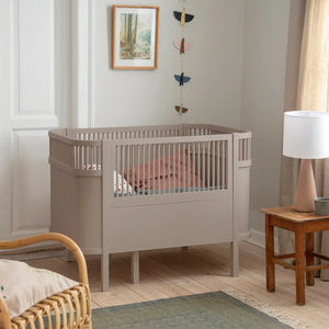 Sebra Baby- & Juniorbett Jetty Beige im Kinderzimmer
