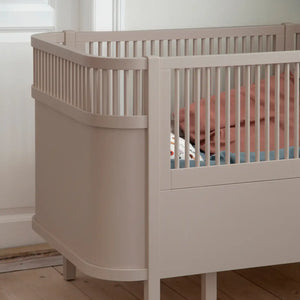 Holzsprossen und Beigelackierung des Sebra Betts Jetty Beige