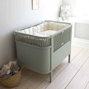 Das Mist-Green-Bett von Sebra im eingerichteten Kinderzimmer