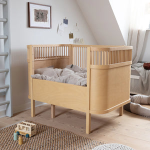 Sebra Baby- & Juniorbett Wooden Edition im Kinderzimmer