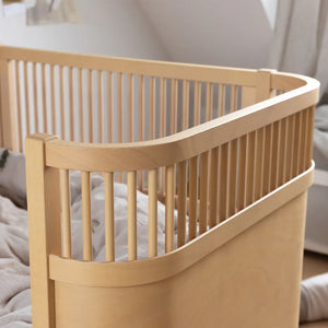 Sichtbare Holzmaserung des unlackierten Sebra Betts Wooden Edition