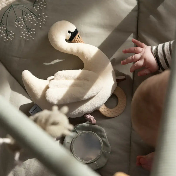 Sebra Hängespielzeug Schwan am Kinderwagen befestigt
