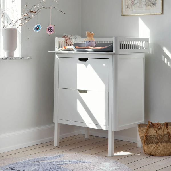 Sebra Wickeltisch Classic White im Kinderzimmer
