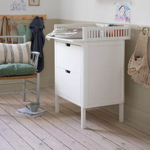 Offene Fächer der Sebra Wickelkommode Classic White für Windeln und Tücher