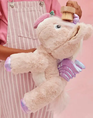 Kind kuschelt mit dem Dinkum Unicorn Shimmer Pink