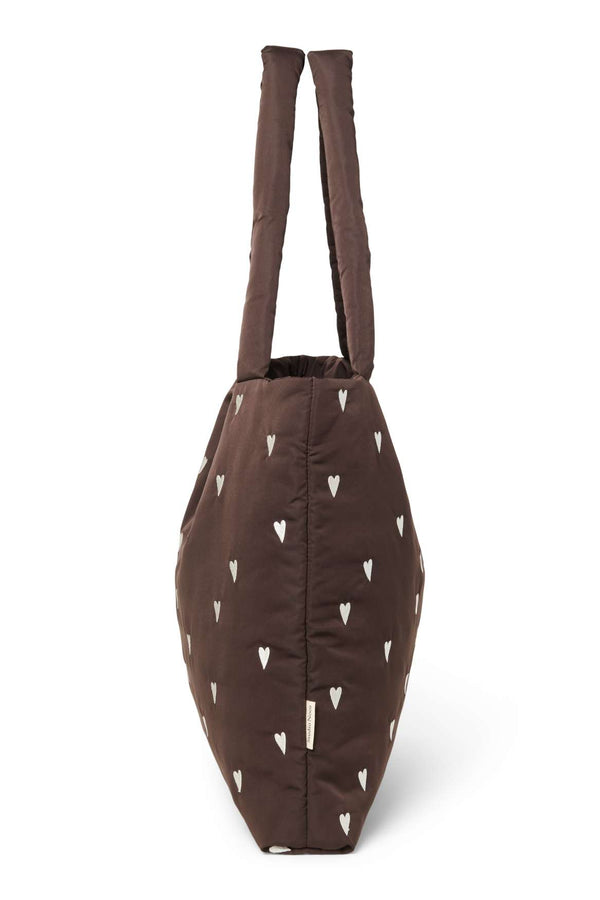 Studio Noos Wickeltasche Brown Hearts am Kinderwagen befestigt